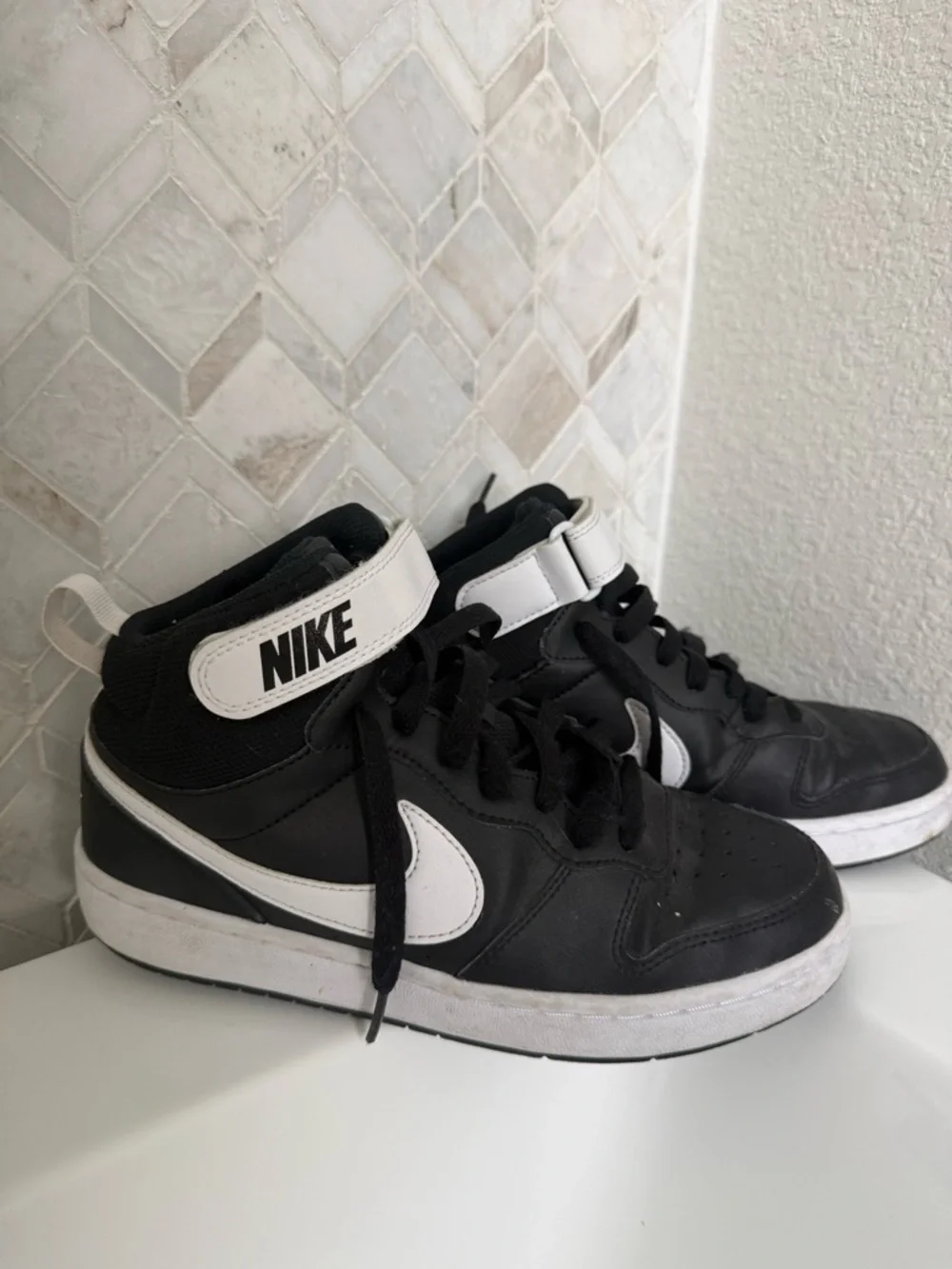 Nike 6Y Kids Black and White Court Legacy mid-Top Nike Sneakers